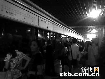 雷雨夜广州地铁月台停电 上百乘客秩序井然