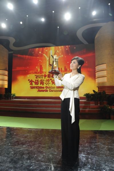 《新闻夜航》节目主播翟毓红喜获2011中国播音主持“金话筒奖”。