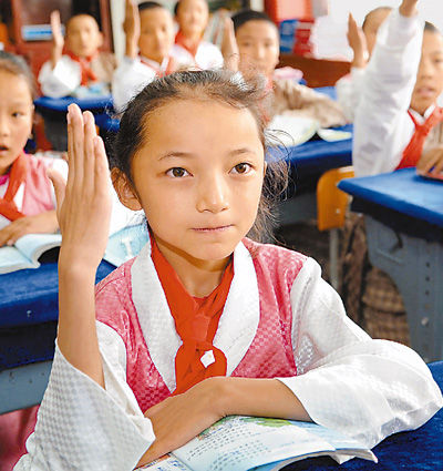 城关区第二小学四年级学生在上品德课.