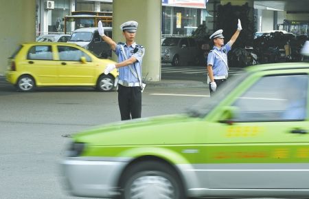 79岁大爷被困雨中 好心交警送他回家