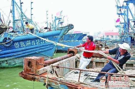 山东上千艘大型船舶离开港口驶向渤海湾避台风