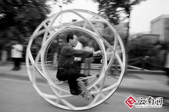 大圈圈自行车现昆明 好着稀奇骑起来难