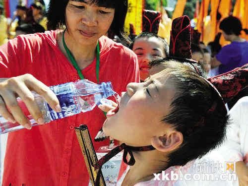 喂水解暑_新闻中心_新浪网