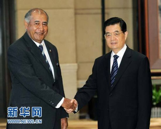 8月12日，国家主席胡锦涛在深圳会见来华访问并出席第26届世界大学生夏季运动会开幕式的斐济总统奈拉蒂考。 新华社记者 李涛 摄