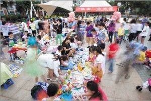 昆明一社区举办"换客大本营" 50多小朋友摆地摊 换书换玩具