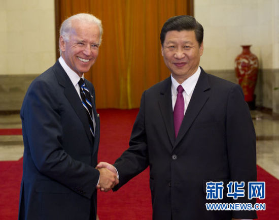 8月18日，中国国家副主席习近平在北京人民大会堂北大厅为美国副总统拜登访华举行欢迎仪式。新华社记者黄敬文摄