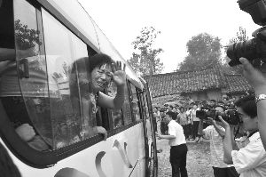 泪别故土。南阳市淅川县村民由政府集中安置，登上大巴车，搬迁至别县安置点新村。