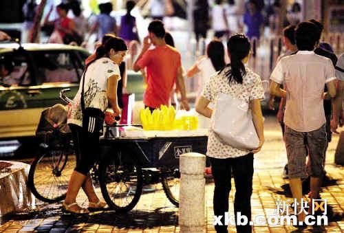 夜市车饰品摆摊图片夜市小吃摆摊图片夜市摆摊图片