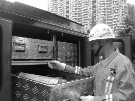 6辆猛士车28官兵 成都消防成立飞豹救援队