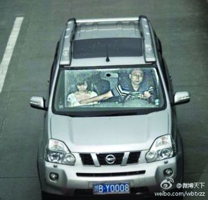 驾驶位置年轻女性的胸部