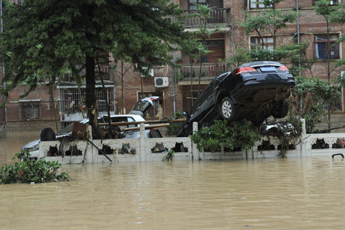 福建莆田遭特大暴雨袭击 部分街道淹至1.6米