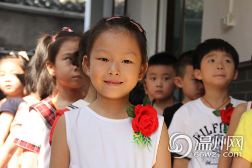 建设小学五马校区新生报到 新老学生牵手逛校