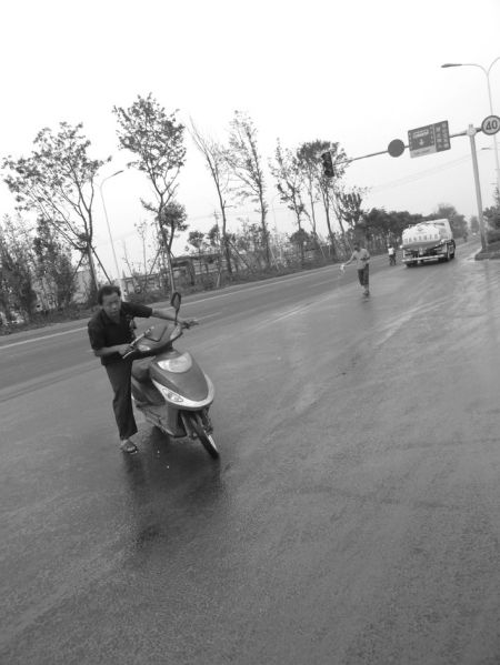 机油洒出200米摩托车电瓶车滑倒一串