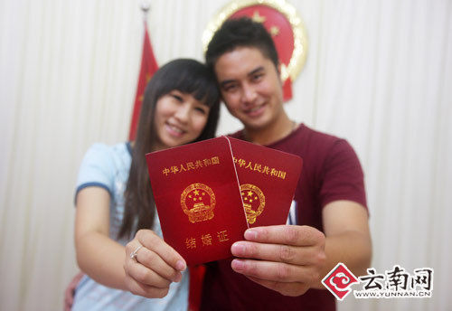 久久结婚潮 昆明552对领证