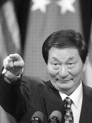 1999年4月，朱镕基出访美国。这是4月8日他在与克林顿举行的联合记者会上回答提问 东方IC 图