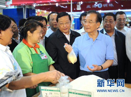 这是9月15日上午，温家宝总理来到大连市大商新玛特超市海王府店，了解水果、蔬菜、肉类、粮油等产品的价格和销售情况。（新华社记者马占成摄 ）