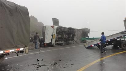 旅游车侧翻 7死30伤