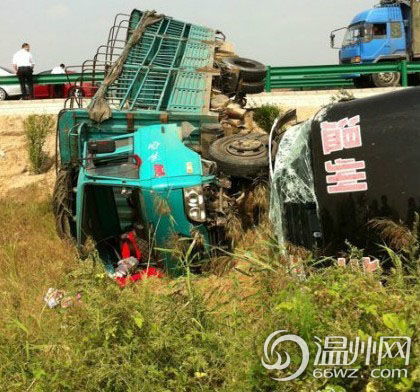 陕西西宝高速发生车祸 温州客车侧翻10名乘客