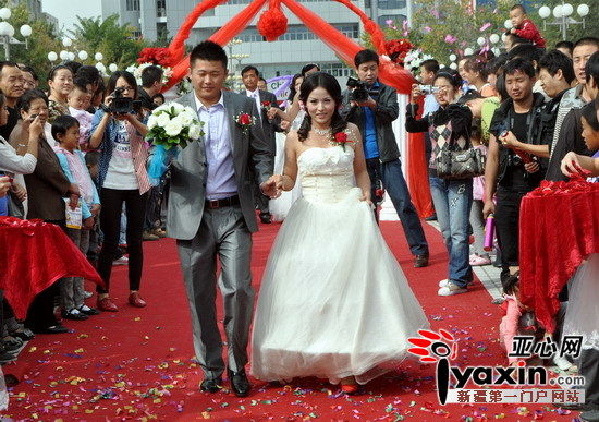 首届昌吉州青年集体婚礼在昌吉市亚心广场隆重