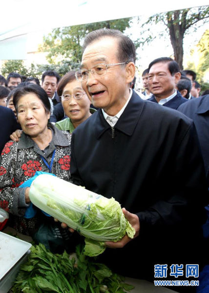 10月1日一大早，中共中央政治局常委、国务院总理温家宝来到北航社区，了解周末蔬菜直销市场情况，并向居民们致以节日问候。这是温家宝在询问白菜价格。新华社记者姚大伟摄