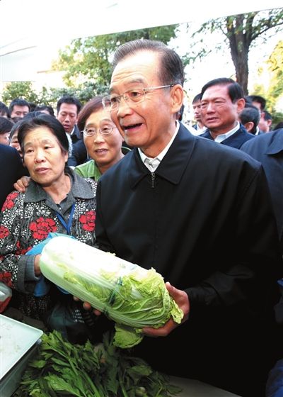 温家宝询问白菜价格。新华社发