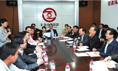 10月3日，温家宝在绍兴县汇金小额贷款公司，详细询问小额贷款公司和民间信贷的情况。新华社发