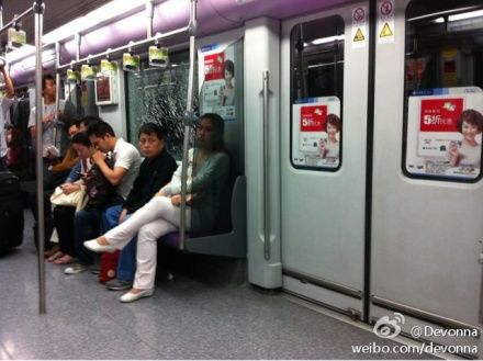 图片说明:地铁4号线车窗玻璃突然爆裂