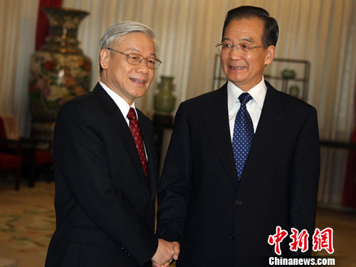 10月12日下午，中国国务院总理温家宝在北京中南海紫光阁会见越共中央总书记阮富仲。中新社发 任晨鸣 摄  