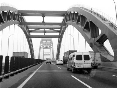 下月起新光大桥限行货车