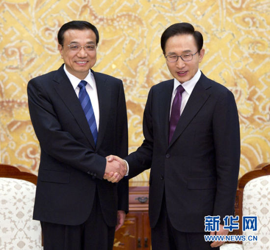 10月26日，正在韩国进行正式访问的中国国务院副总理李克强在首尔韩国总统府青瓦台与韩国总统李明博举行会见。 新华社记者黄敬文摄 