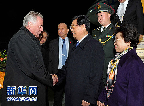  10月30日晚，国家主席胡锦涛乘专机抵达维也纳，开始对奥地利进行国事访问。这是胡锦涛主席和夫人刘永清在机场受到奥地利政府高级官员的热情迎接。饶爱民 摄