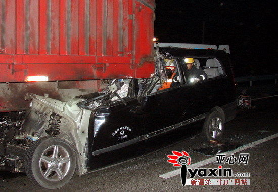 新疆吐库高速公路11月2日凌晨发生两起车祸六