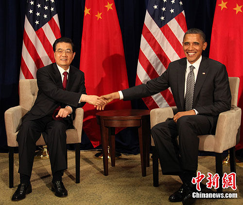 当地时间11月12日下午，中国国家主席胡锦涛在夏威夷州首府檀香山会见美国总统奥巴马。中美两国元首十天之内再次会晤。中新社发 张朔 摄  