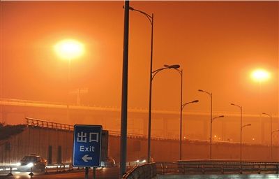 昨天，京城雾霾严重。本报记者范继文摄