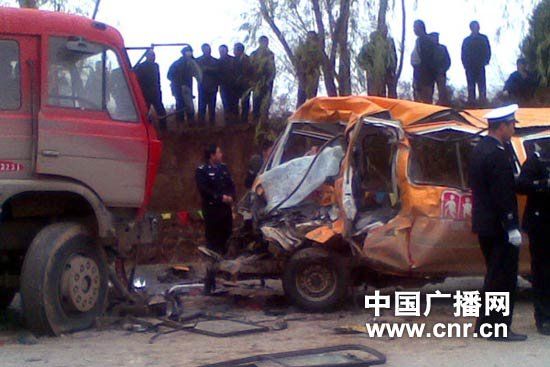 11月16日上午9时40分许，甘肃省庆阳市正宁县榆林子镇，一辆大翻斗运煤货车与一辆榆林子镇幼儿园校车迎面相撞。