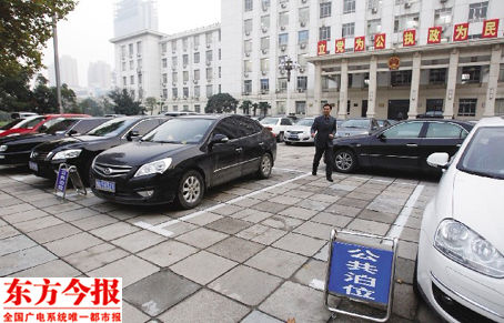 郑州取消路面停车位 市委政府人大大院免费开
