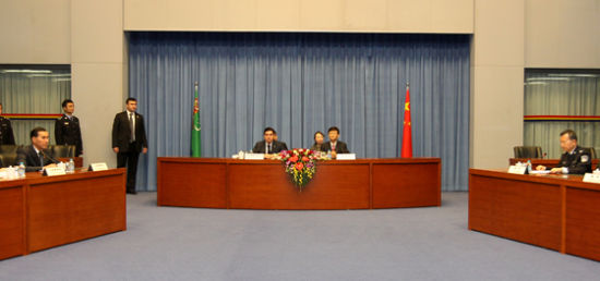 11月23日，土库曼斯坦总统别尔德穆哈梅多夫专程到公安部考察，国务委员、公安部部长孟建柱陪同考察。图为孟建柱陪同别尔德穆哈梅多夫在公安部指挥中心考察。