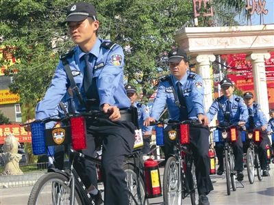 治安巡逻员变身单车消防员
