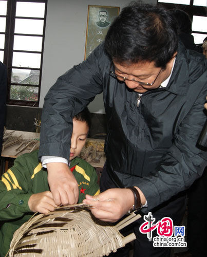 教育部副部长刘利民和孩子一起编簸箕