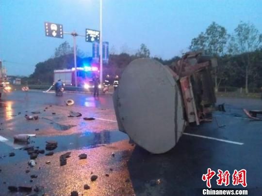 The picture shows the scene of the accident.