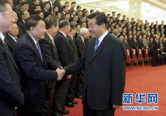 12月16日，海峡两岸关系协会成立20周年纪念大会在北京人民大会堂举行。中共中央政治局常委、全国政协主席贾庆林出席大会并发表重要讲话。这是大会开始前，贾庆林等中央领导同志亲切会见全体代表并合影留念。 新华社记者 张铎 摄