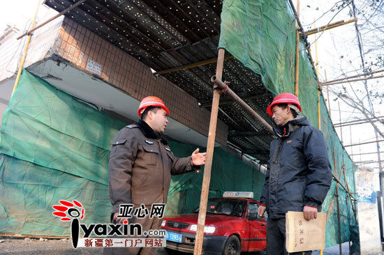 挖掘机上房拆楼市民很担忧:新疆乌鲁木齐市执