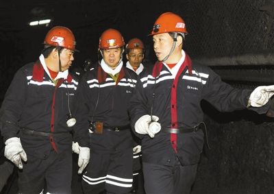 2010年5月27日，时任山西焦煤集团董事长、党委书记的白培中（右一）到西山煤电督导调研安全生产工作。