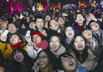 仰面朝天 齐声喊2 千人齐聚世贸天阶 倒数计