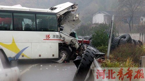 冀a客车湖南遇车祸 13死41伤