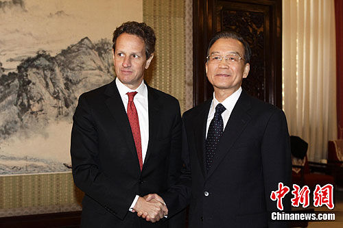  1月11日，中国国务院总理温家宝在北京中南海紫光阁会见美国总统特别代表、财政部长盖特纳。中新社记者 盛佳鹏 摄  