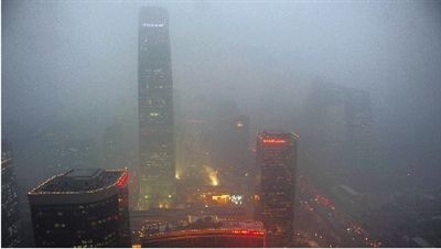2011年12月5日，雾霾下的东三环。当日，市环保局微博发布，朝阳、海淀、丰台等多个站点，达到中度污染；房山良乡更达到重度污染。（资料图片）本报记者 张伟 摄 