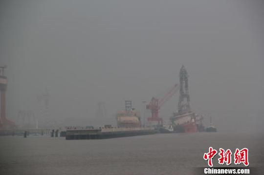武船进水坐底船预计今夜能恢复无其它倾覆可能