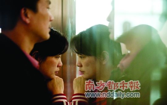 孩子找到火机点着了纸巾