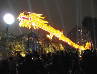 台中巨龙主灯秀谢幕艺术节登场